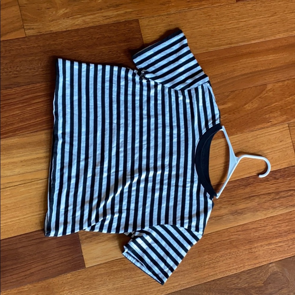 Striped cropped shirt sleeve shirt